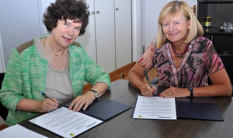 Die Rektorinnen Beate A. Schücking (l.) und Christa Neuper bei der Vertragsunterzeichnung.