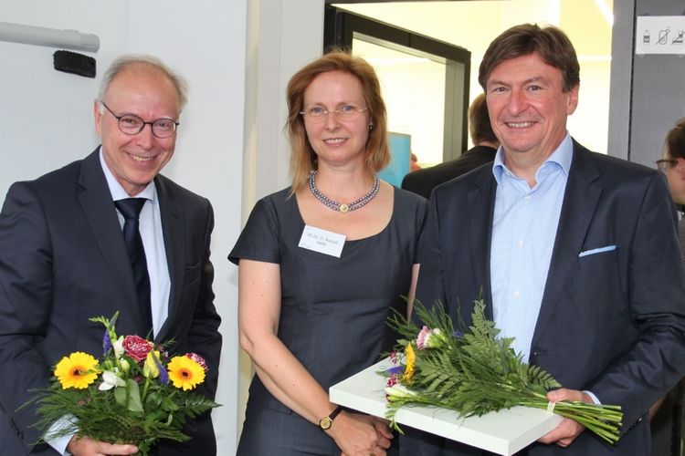 Dekan Prof. Christoph Josten (li.) und Studiendekan Prof. Jürgen Meixensberger (re.) dankten Dr. Daisy Rotzoll für ihr Engagement in der LernKlinik
