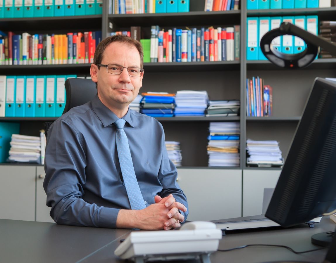 Prof. Dr. Thomas Bruckner in seinem Büro sitzend