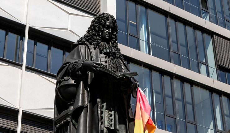 Am Denkmal von Gottfried Wilhelm Leibniz prangt eine Regenbogenflagge