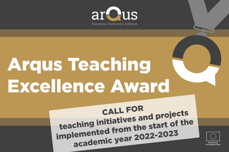 Eine Grafik in Grau- und Ockertönen. Mittig steht in großer, weißer Schrift „Arqus Teaching Excellence Award“. Unter dem Schriftzug ist ein kleiner, weiß hinterlegter Textkasten, in dem steht: „Call for teaching initiatives and projects implemented from the start of the academic year 2022-2023“