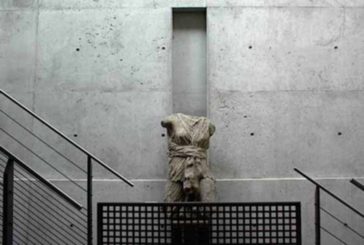 Marmortorso im Treppenhaus der Nikolaischule im Stil der Artemis von Versailles, Foto: Antikenmuseum