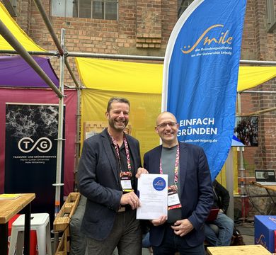 Frank Tappert (links) und Prof. Utz Dornberger besiegeln die Zusammenarbeit auf dem MACHN Festival.