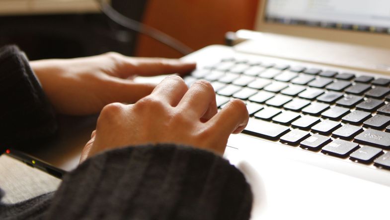 Händer einer Person am Laptop, Foto: Colourbox
