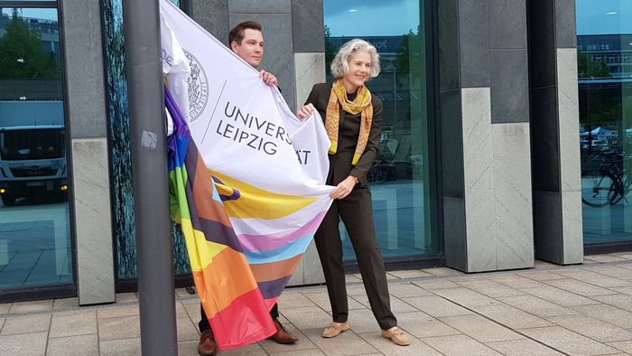 Rektorin Obergfell hisst die Regenbogenflagge.