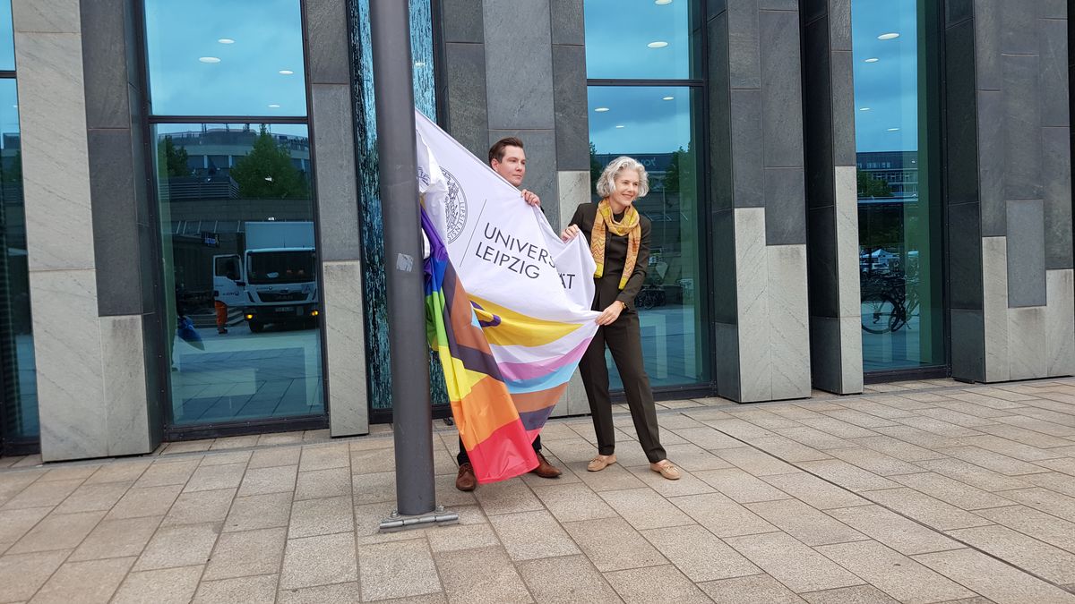 zur Vergrößerungsansicht des Bildes: Rektorin Obergfell hisst die Regenbogenflagge.