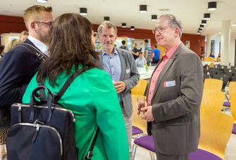Zu sehen ist der Prorektor für Talententwicklung, Studium und Lehre, Prof. Dr. Roger Gläser, im Gespräch über die Lehre der Zukunft