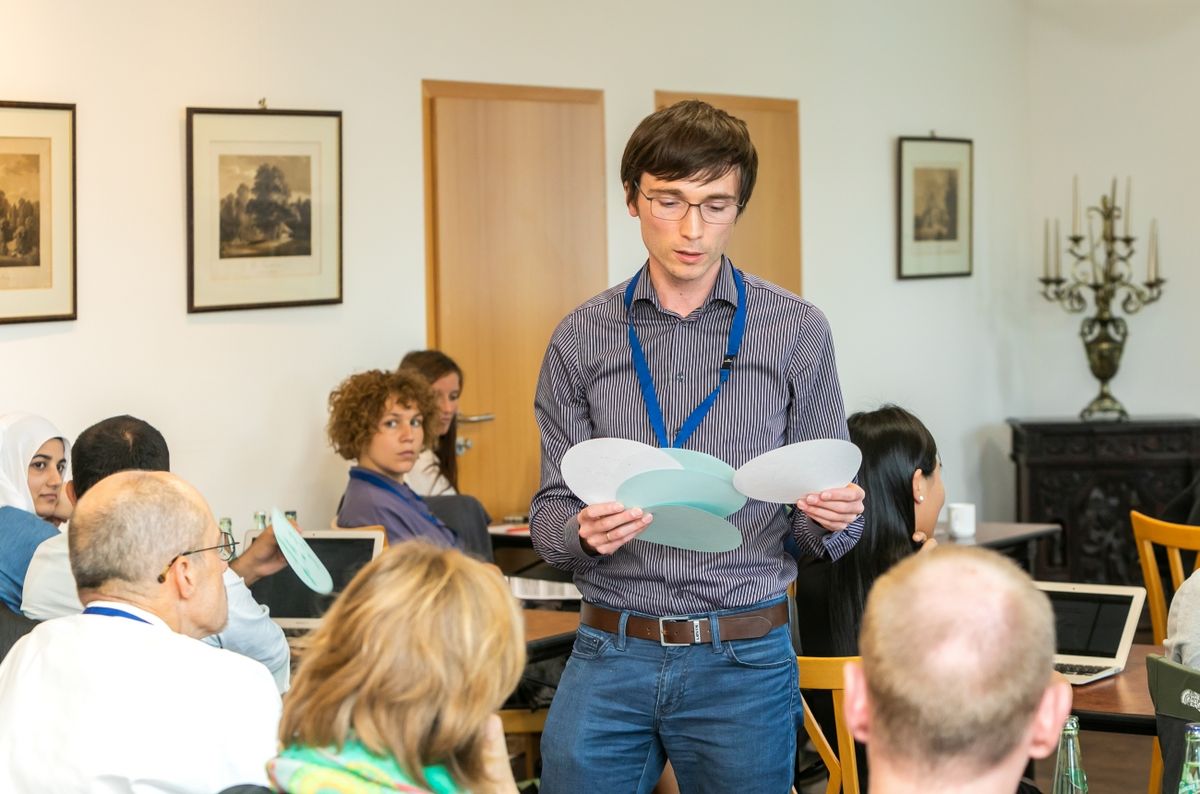 enlarge the image: In strukturierten Promotionsprogrammen forschen die Promovierenden interdisziplinär wie hier beim Seminar für Junge Wissenschaft und Praxis. Foto: Swen Reichhold