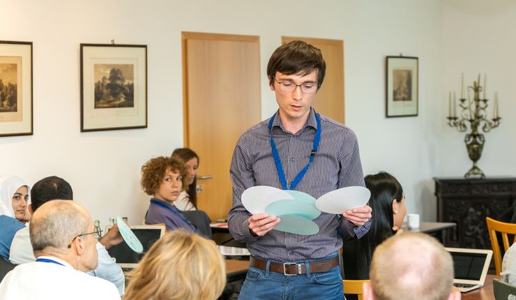 In strukturierten Promotionsprogrammen forschen die Promovierenden interdisziplinär wie hier beim Seminar für Junge Wissenschaft und Praxis. Foto: Swen Reichhold