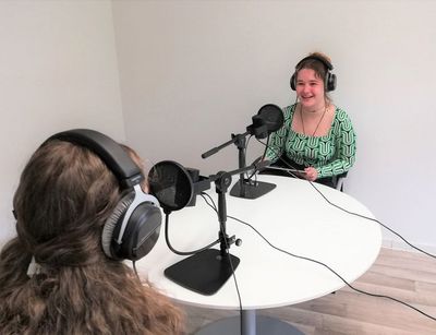 In dem Seminar nahmen die Studierenden eigene Podcast-Folgen zum Thema Hassrede auf. Hier sind Adriana Reichel (links) und Johanna Gebauer (rechts) bei der Aufnahme zu sehen. Foto: Julia Fuchs