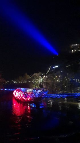 Das Foto des Grazer Klanglichtfestivals ist bei Nacht geschossen. Man sieht in der Dunkelheit ein Scheinwerferlicht.