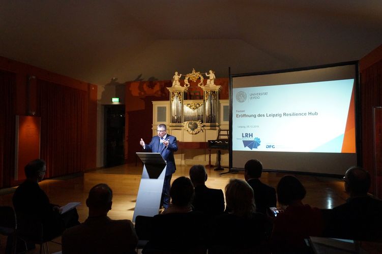 Zum Schluss des Festaktes präsentiert Prof. Dr. Markus A. Denzel seine Agenda21 über die Zukunft der Resilienzforschung am Wissenschaftsstandort Leipzig.