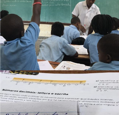 Zu sehen ist eine Schulklasse im Klassenzimmer in Mosambik