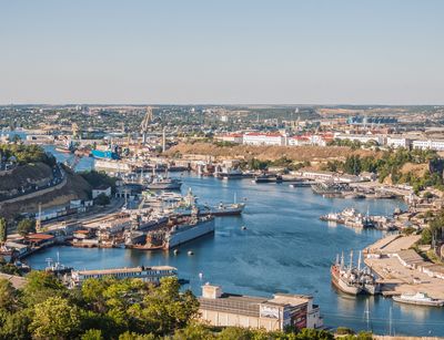Luftbild vom Hafen von Sewastopol auf der Halbinsel Krim am Schwarzen Meer.