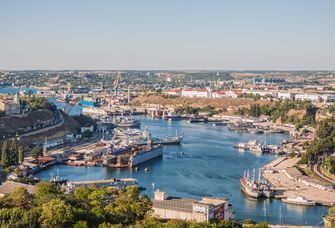 Luftbild vom Hafen von Sewastopol auf der Halbinsel Krim am Schwarzen Meer.