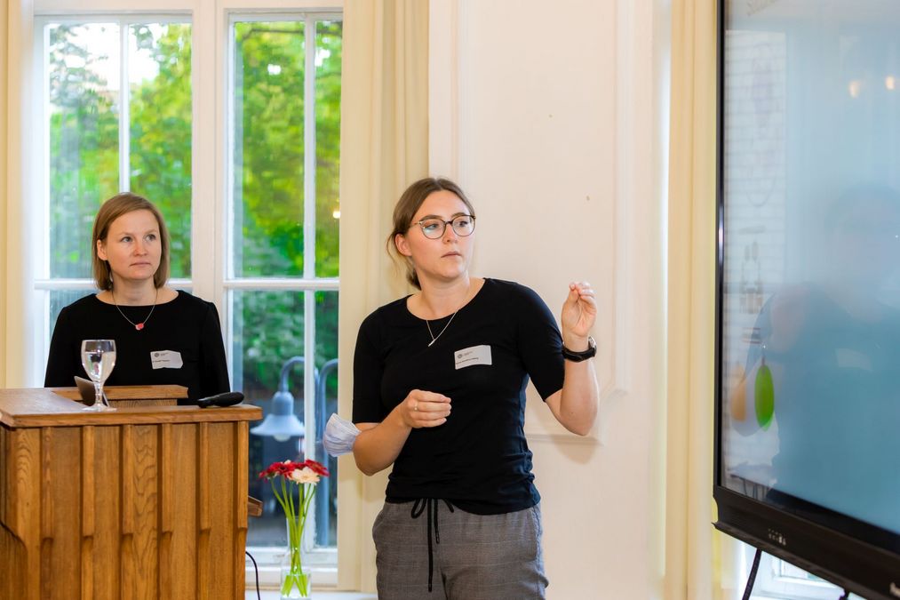 zur Vergrößerungsansicht des Bildes: Aenne-Dorothea Liebing und Dr. Claudia Stäubert während ihres Vortrags