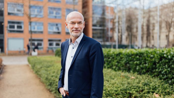 Auf dem Bild ist Prof. Dr. Claus Altmayer zu sehen.