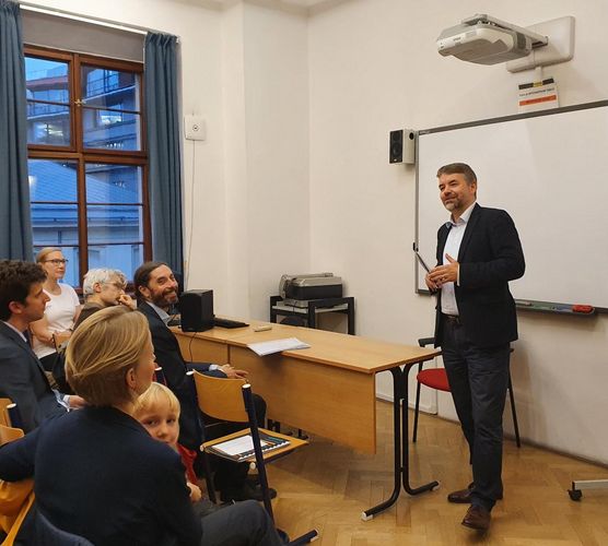 Herr PhDr. Tomáš Svoboda, Direktor des Instituts für Translatologie an der Karls-Universität und Leiter des binationalen Studiengangs in Prag, begrüßt alle Teilnehmenden zum gemeinsamen Workshop.