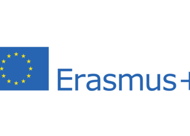 Logo des EU-Programms Erasmus+ mit Schriftzug und EU-Fahne