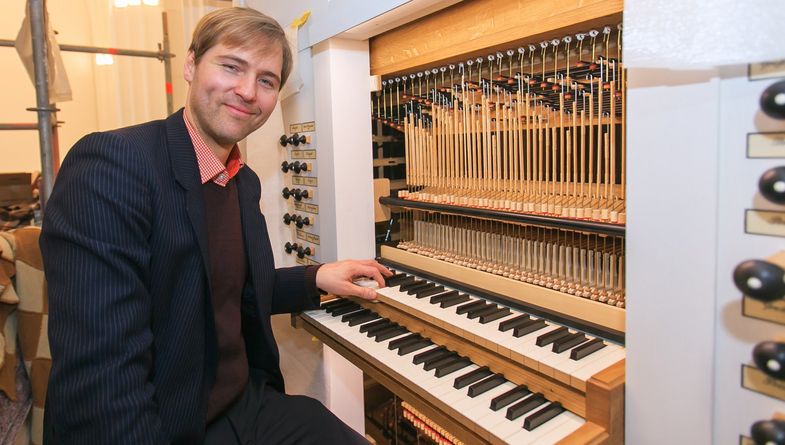 Universitätsorganist Daniel Beilschmidt am Spieltisch der neuen Orgel.