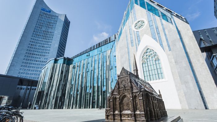 Foto: Blick auf das Paulinum und das Neue Augusteum mit dem Bronzemodell der alten Paulinerkirche im Vordergrund.