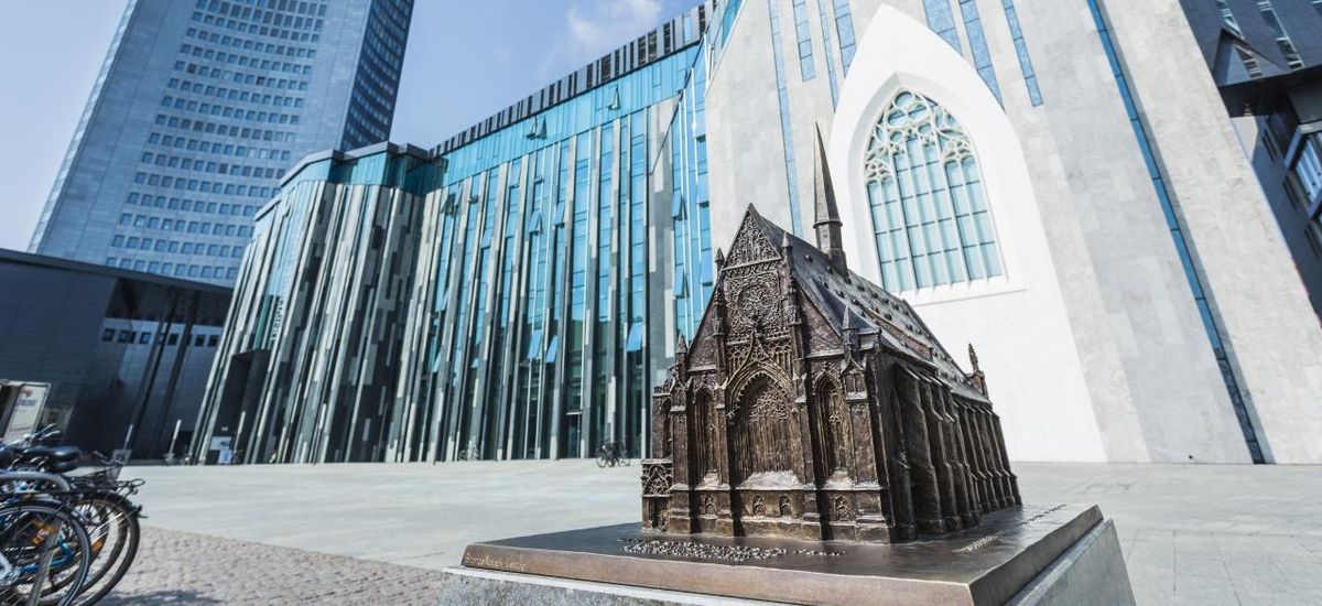 Foto: Blick auf das Paulinum und das Neue Augusteum mit dem Bronzemodell der alten Paulinerkirche im Vordergrund.