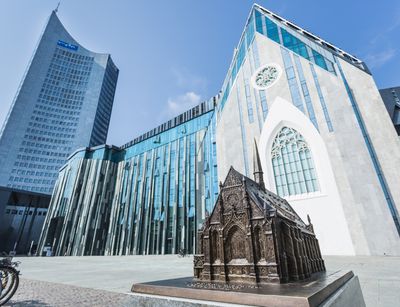 Foto: Blick auf das Paulinum und das Neue Augusteum mit dem Bronzemodell der alten Paulinerkirche im Vordergrund