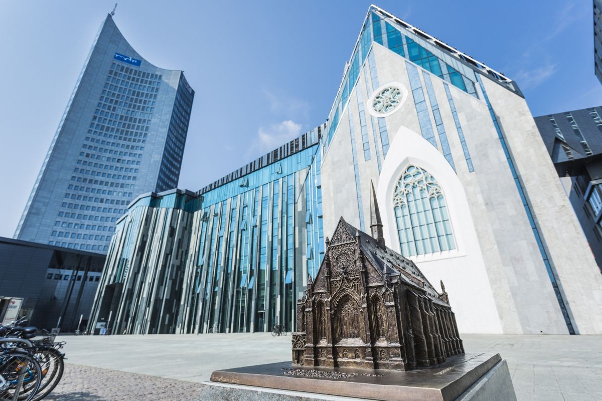 zur Vergrößerungsansicht des Bildes: Foto: Blick auf das Paulinum und das Neue Augusteum mit dem Bronzemodell der alten Paulinerkirche im Vordergrund.