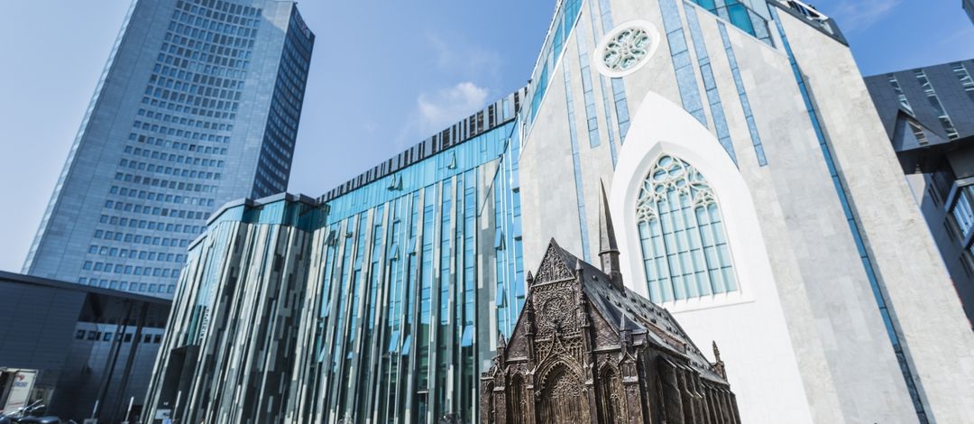 View of the Paulinum and the Neues Augusteum with the bronze model of the old Paulinerkirche in the foreground. Photo: Christian Hüller