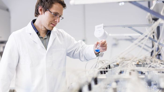 Das Foto zeigt Prof. Dr. Nico Eisenhauer im weißen Kittel im Labor.