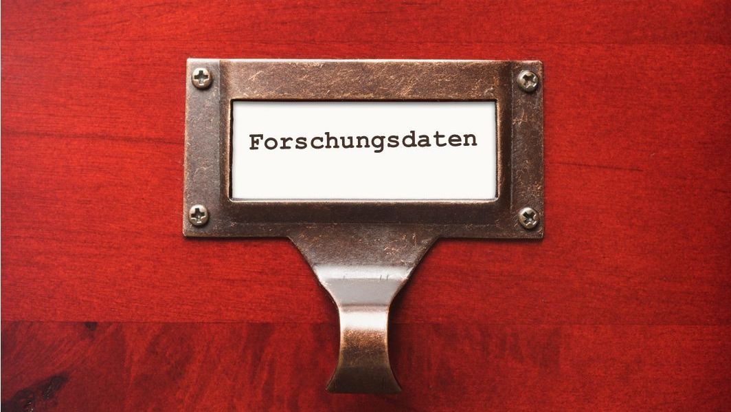 Foto einer Schublade, die mit dem Wort Forschungsdaten beschriftet ist