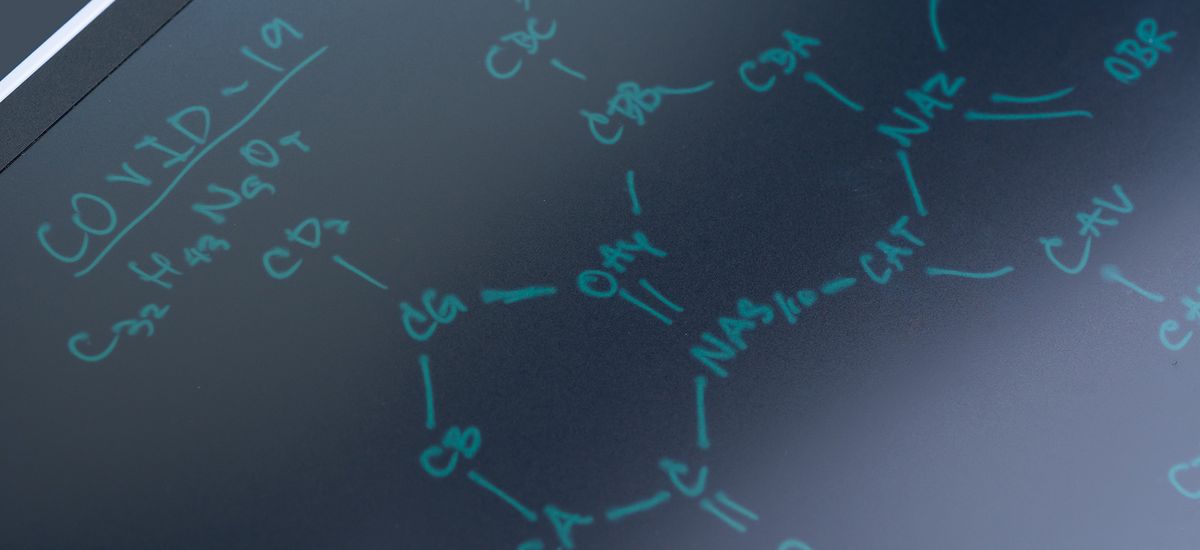 Chemische Zusammensetzung des Coronavirus (COVID-19) auf eine Tafel geschrieben 