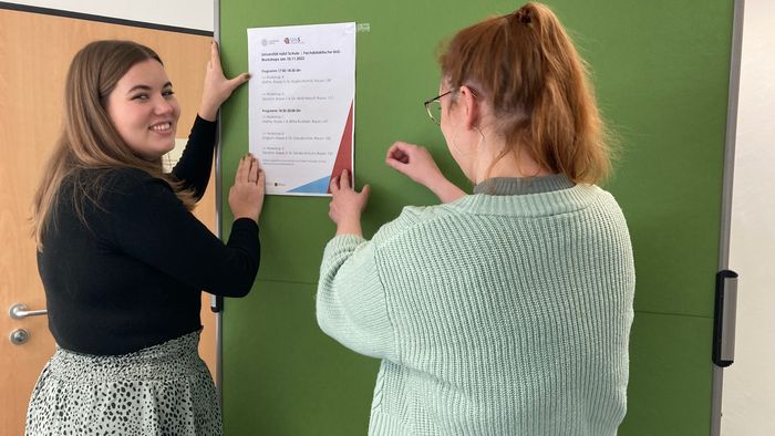 Studentin Lea Augustin vor einer Pinnwand