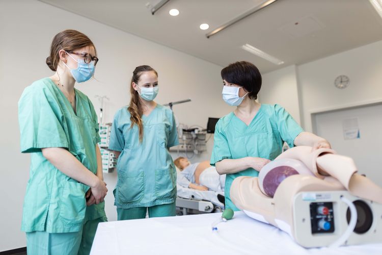 In der LernKlinik auf dem Medizincampus erlernen Studierende praktische Fertigkeiten an Modellen, Foto: Christian Hüller