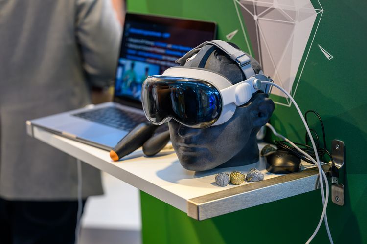 Zu sehen ist eine 3D-Brille, die auf einem künstlichen Kopf angebracht ist. 