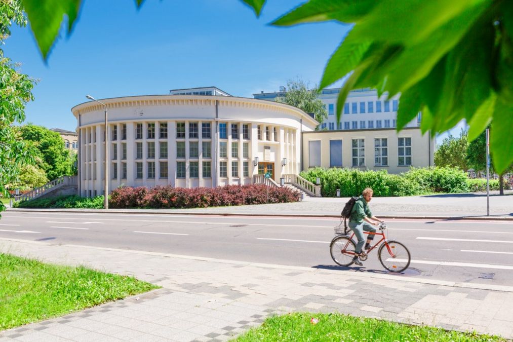 enlarge the image: Rundes Gebäude des großen Hörsaals der Anatomie in Leipzig 