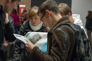 Studiernede lesen die Hochschulzeitung Student!