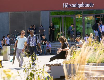 Studierende auf dem Campus Augustusplatz, Foto: Swen Reichhold