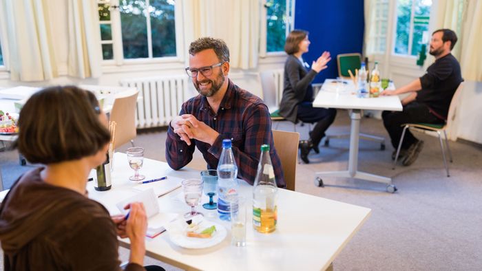 Zu sehen sind Menschen beim Speed-Dating