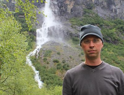 Poträt von Mike Baude vor einem Wasserfall, Foto: privat