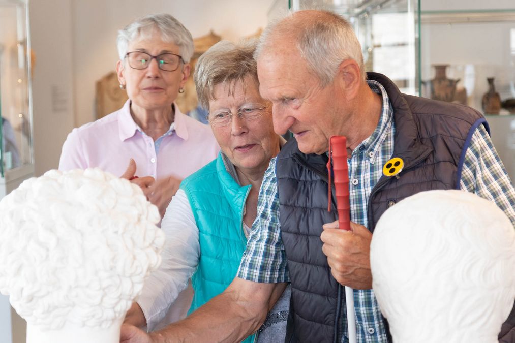 zur Vergrößerungsansicht des Bildes: Besucher:innen beim „Museum für alle"-Projekt, Foto: Mandy Putz