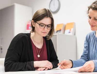 Zwei Frauen sitzen im Büro beisammen, Foto: Christian Hüller