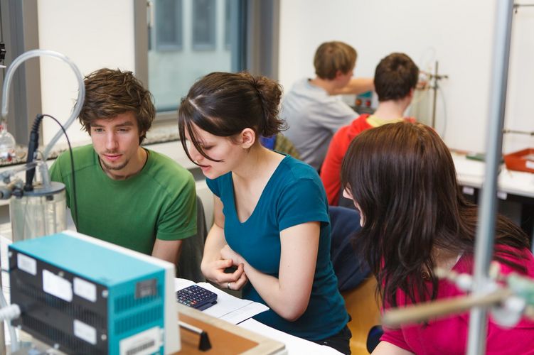 A male and a female student doing a physics internship