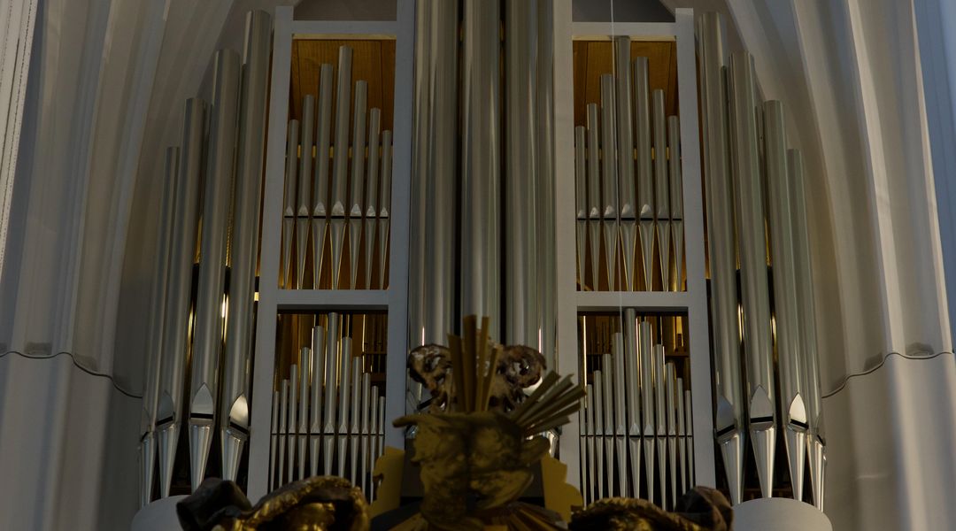 Eine Orgel auf einer kleinen Empore ist in der Universitätskirche zu sehen.