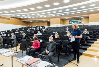 Blick in den Hörsaal, in dem die Sentor:innen Platz genommen haben.