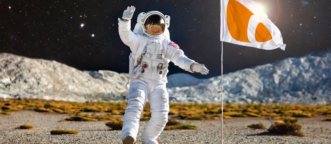 Computergrafik im fotorealistischen Stil: Ein Austronaut im Raumanzug steht auf einem Planeten und neben ihm weht eine weiße Fahne mit den TYPO3-Logo darauf