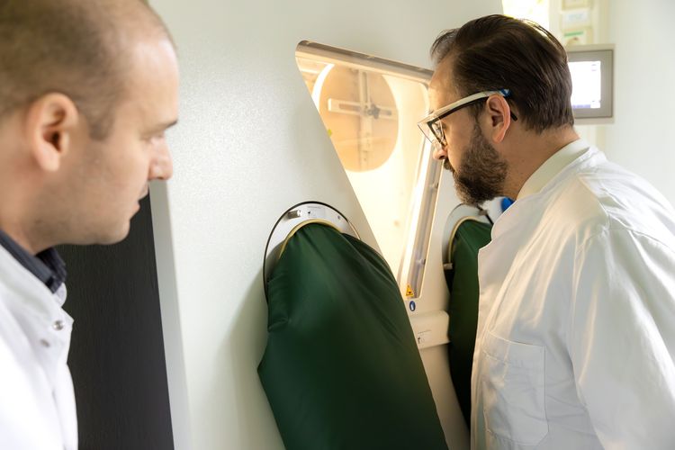 Leiter der Leipzig Medical Biobank, Dr. Ronny Baber, zeigte Minister Sebastian Gemkow, wie Tumorproben bei unter minus 170 C° schockgefroren werden. Foto: Universität Leipzig / Swen Reichhold