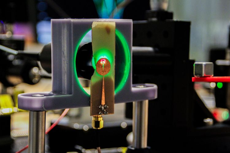 Quantentechnologie zum Anfassen: Mit diesem Prototyp können die Besucher:innen der Ausstellung sehen, wie sogenannte Stickstoff-Fehlstellen-Zentren, NV-Zentren, in Diamanten als extrem empfindliche Quantensensoren für Magnetfelder genutzt werden können.