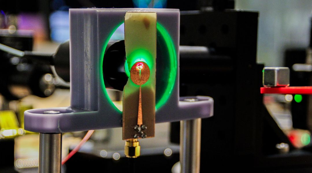 Quantentechnologie zum Anfassen: Mit diesem Prototyp können die Besucher:innen der Ausstellung sehen, wie sogenannte Stickstoff-Fehlstellen-Zentren, NV-Zentren, in Diamanten als extrem empfindliche Quantensensoren für Magnetfelder genutzt werden können.