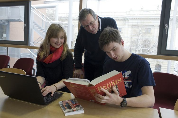 Zwei Studierende der Anglistik bekommt etwas von einem Professor erklärt, Foto: Christian Hüller